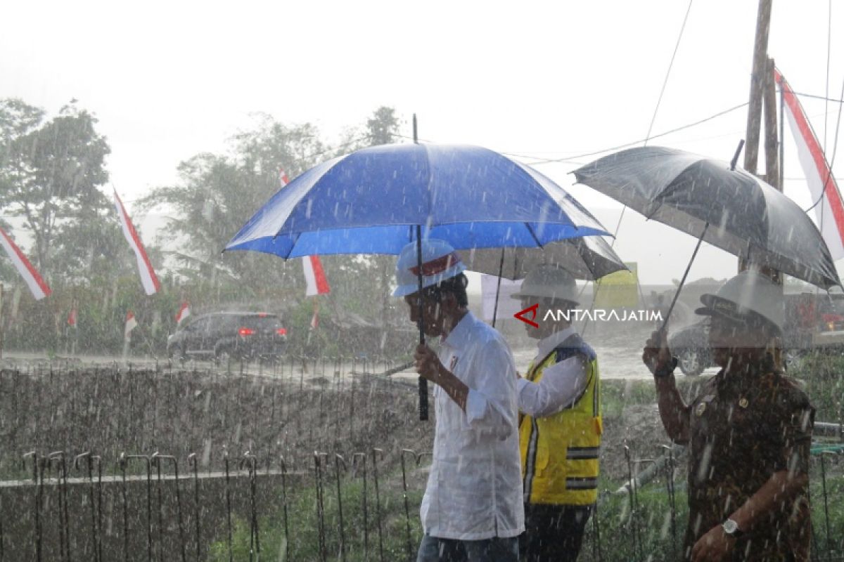 Pesiden Jokowi Tinjau Lokasi Proyek Pengendalian Banjir Kali Bogel Blitar