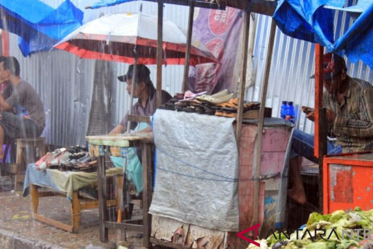 Pekerja sol sepatu di Kota Tua Ampenan dapat bantuan gerobak