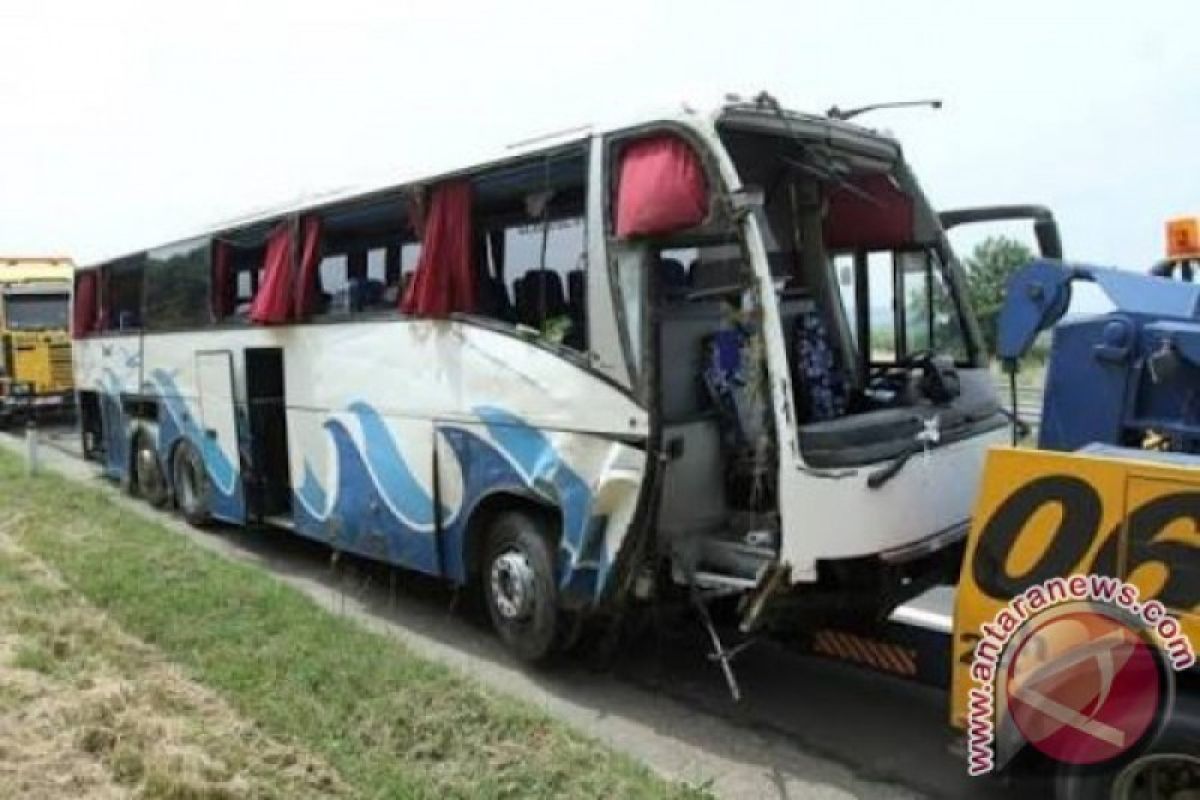 Bus sarat penumpang mundur dan terbalik di Pekanbaru