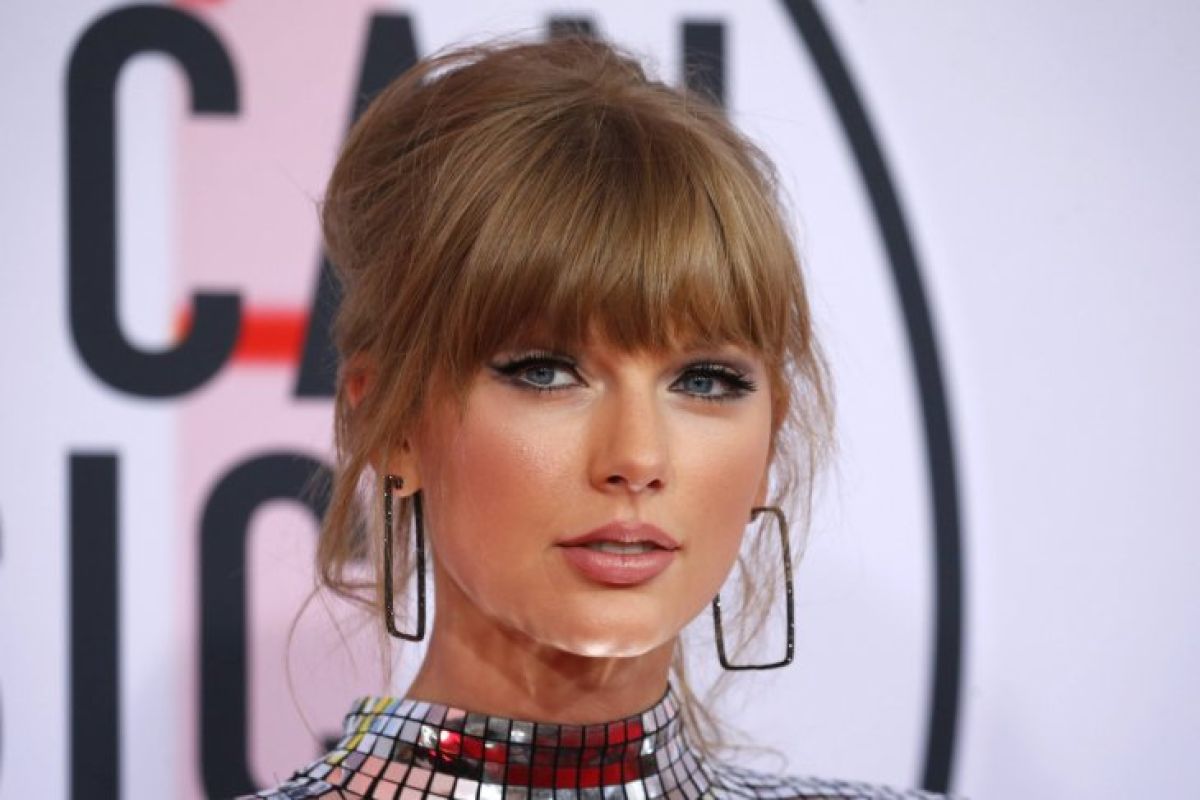 Taylor Swift Beri Kejutan di Golden Globes