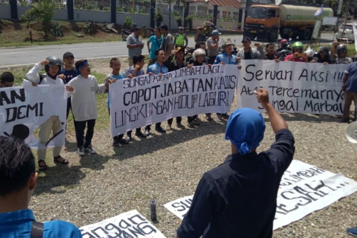 Sungai Marbau tercemar, mahasiswa demo DLH Labura