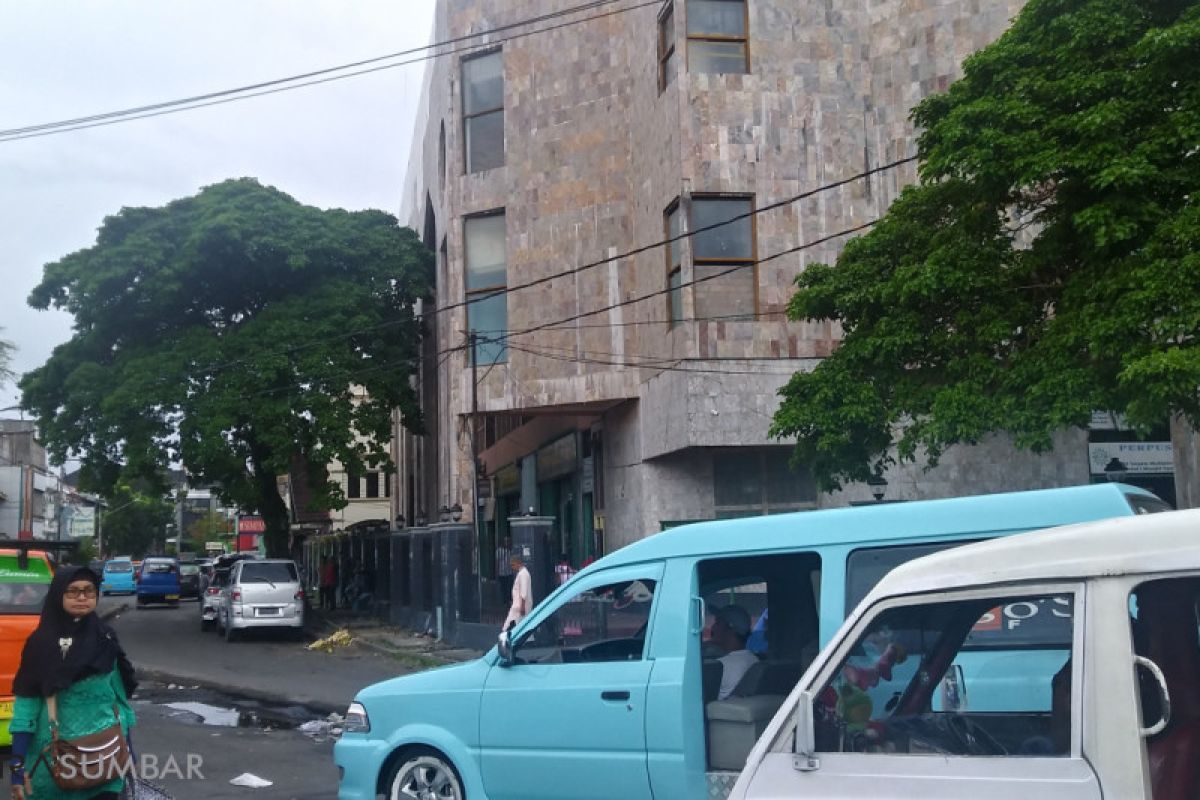 Wali Kota Padang turun tangan tegur pemilik mobil parkir sembarangan