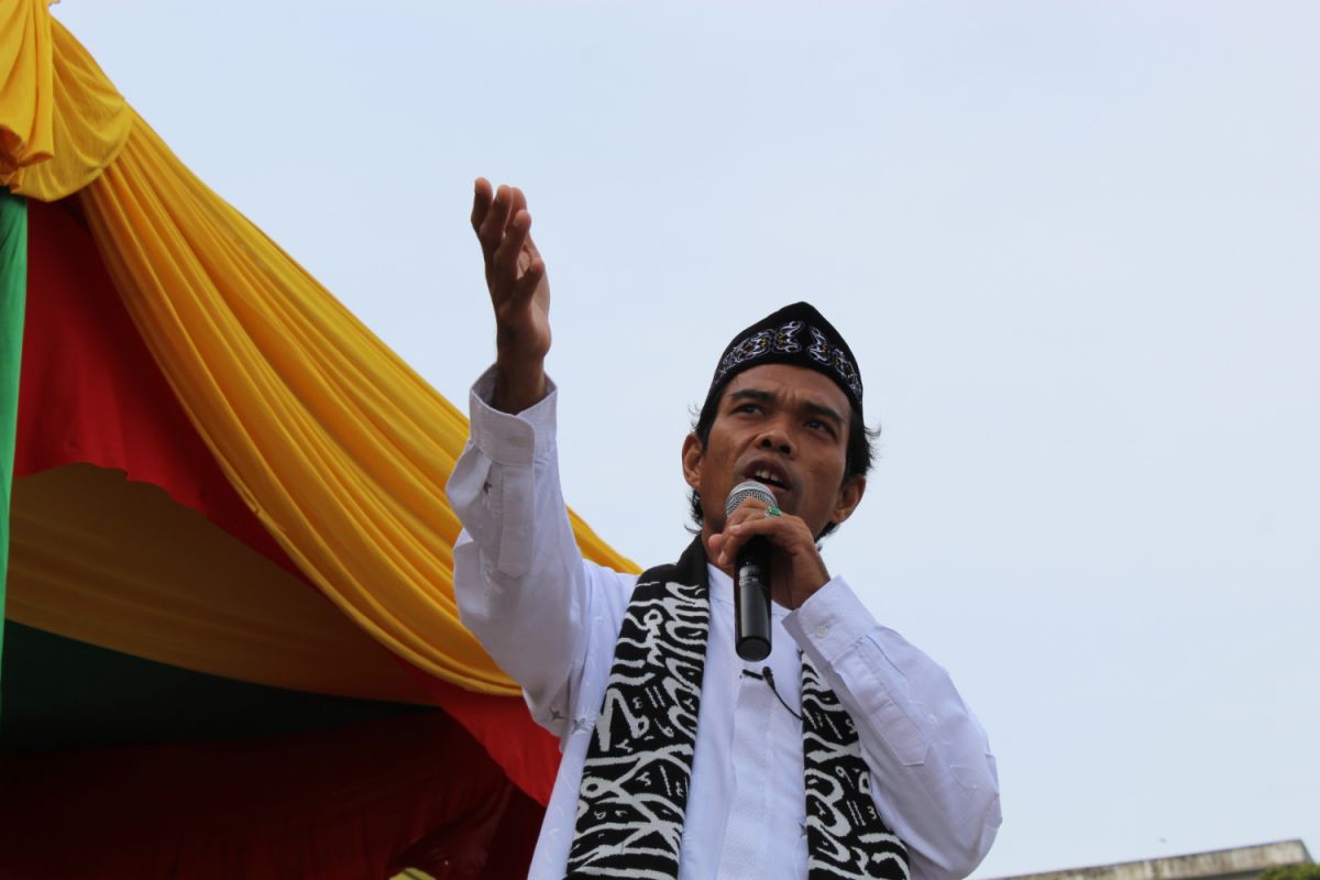 Ustaz Abdul Somad tak hadir, hakim tunda sidang