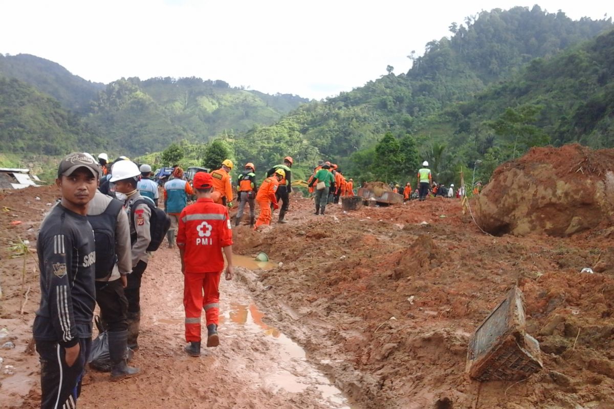 Tim evakuasi longsor Sinaresmi temukan dua korban