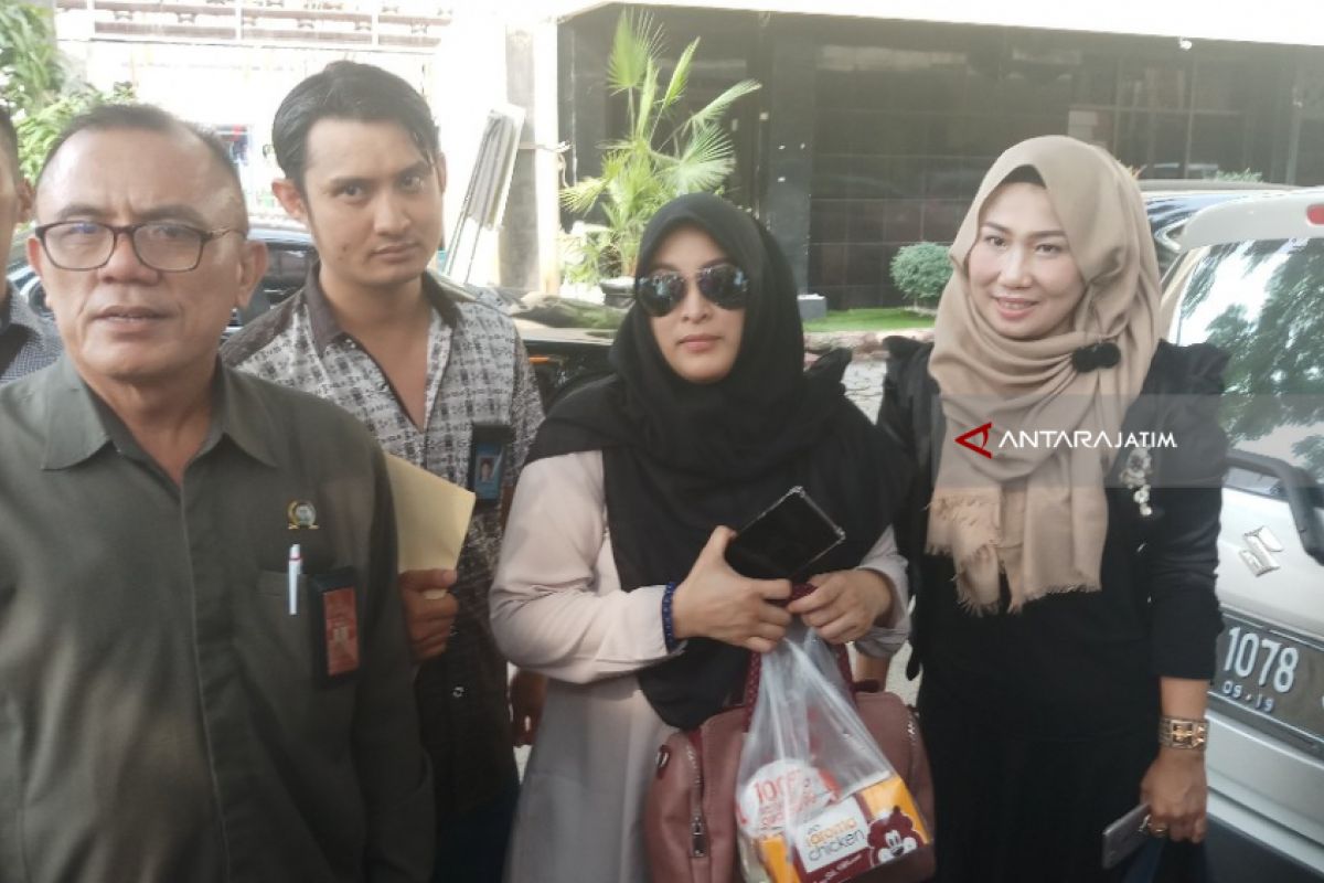 Bawa Burger, Jane Shalimar Jenguk Vanessa Angel di Polda Jatim (Video)