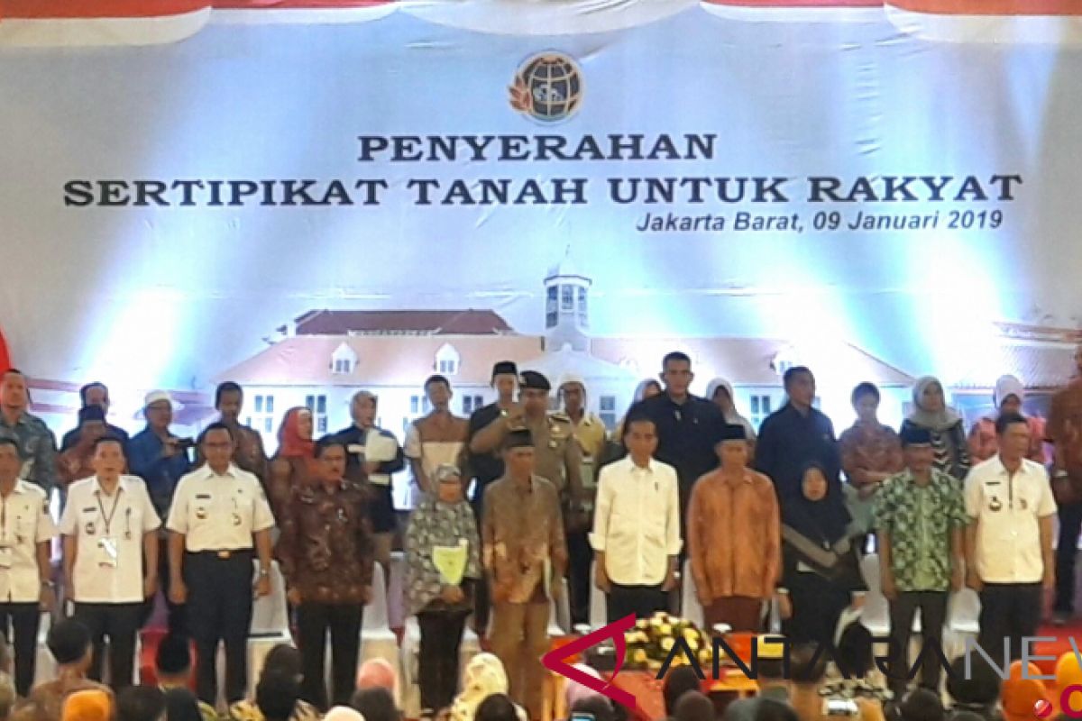 President distributes three thousand land certificates to West Jakarta residents