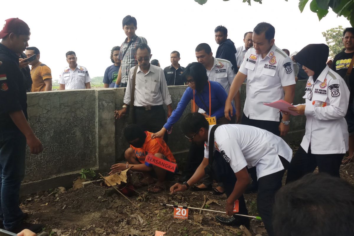 Polresta Sidoarjo Rekonstruksi Kasus Penguburan Bayi