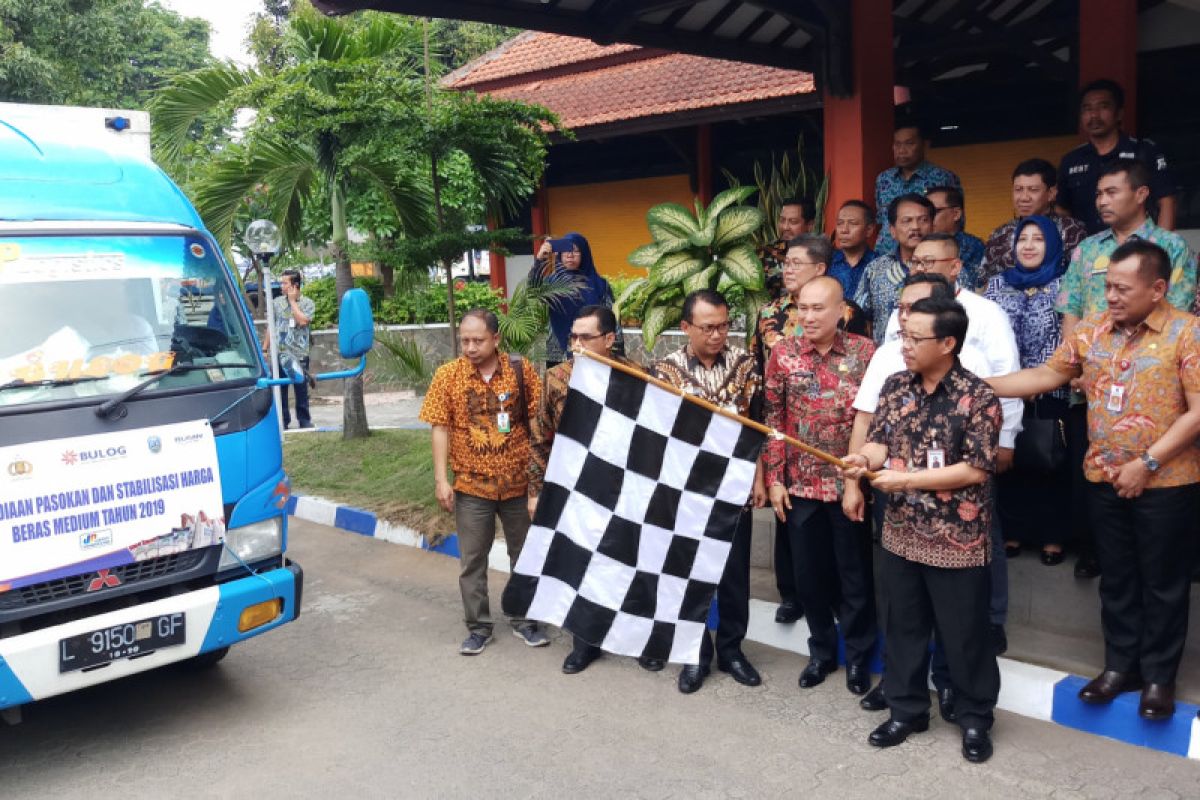 Perum Bulog Kirim Pasokan Beras Medium ke Pasar Tradisional