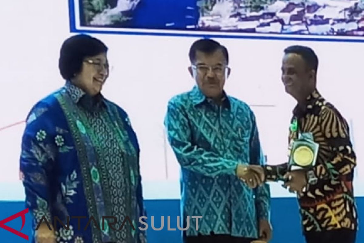 Wabup Sangihe terima piala adipura