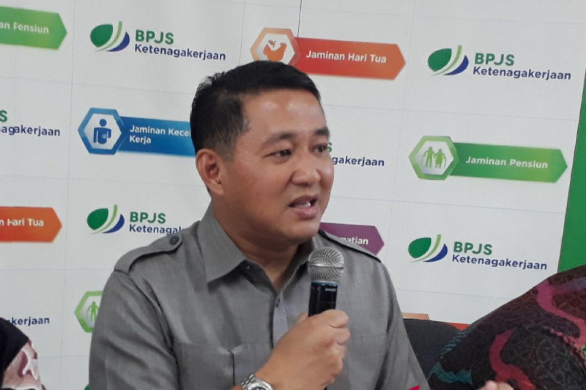 BPJS-TK serahkan bantuan pelindung diri di bulan K3