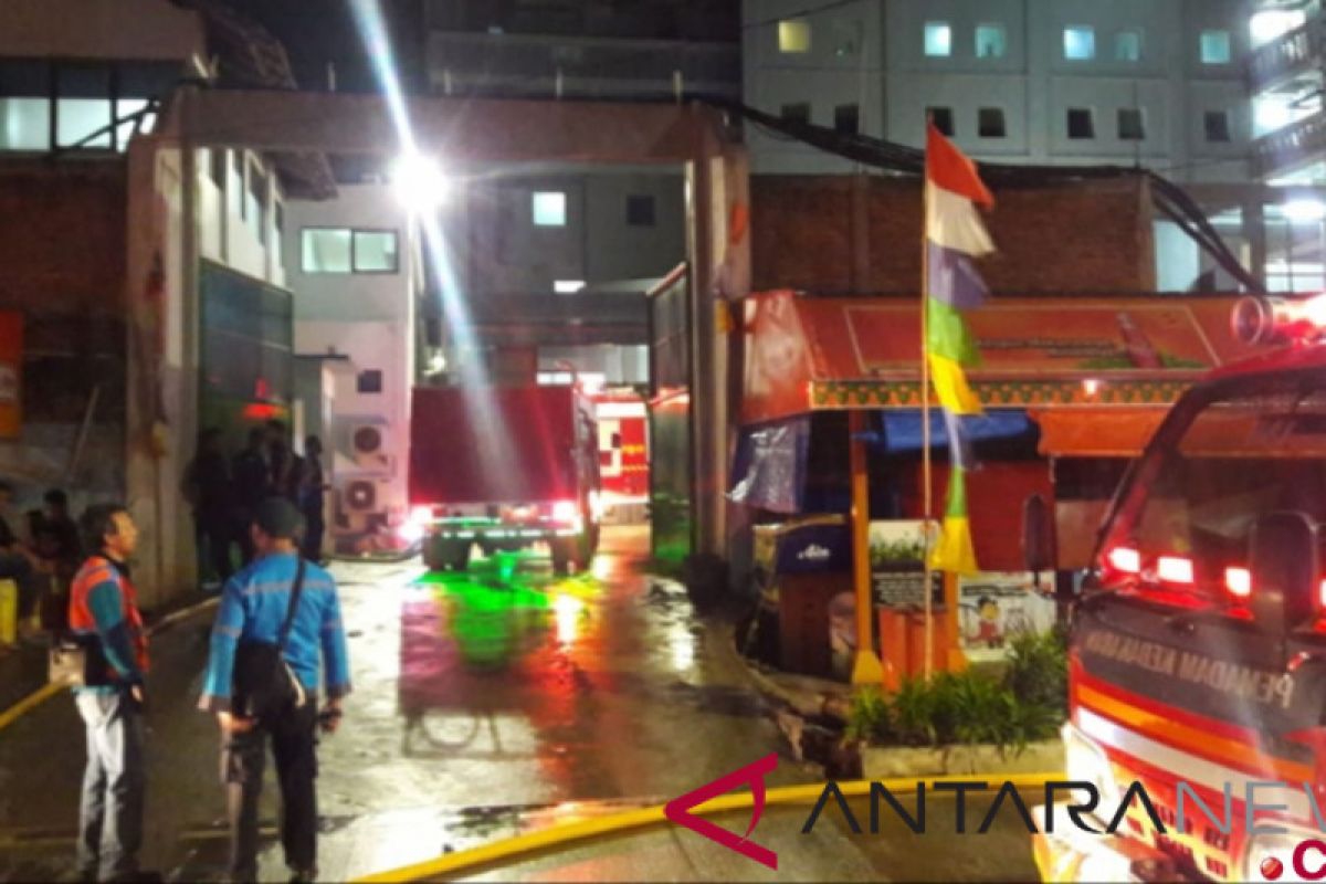 Petugas lakukan pendinginan kebakaran di RS Yarsi