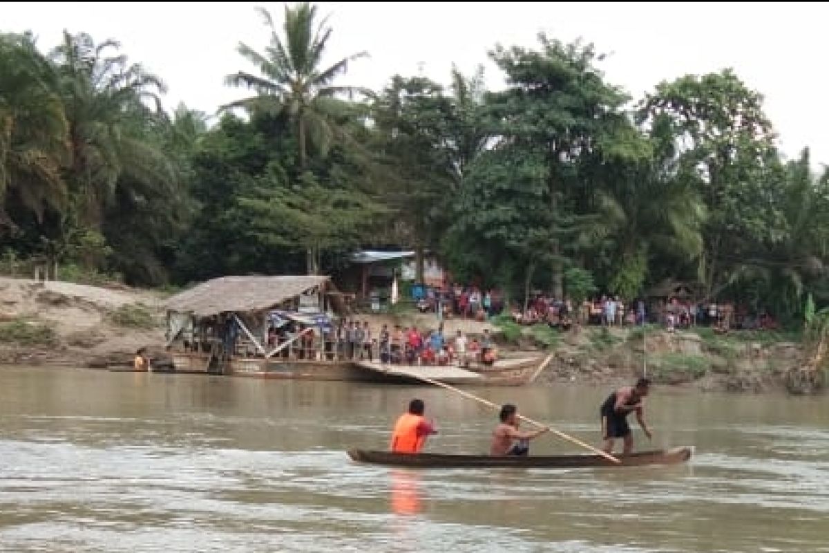 Pengangkatan mobil terjun masuk Sungai Wampu butuh alat berat