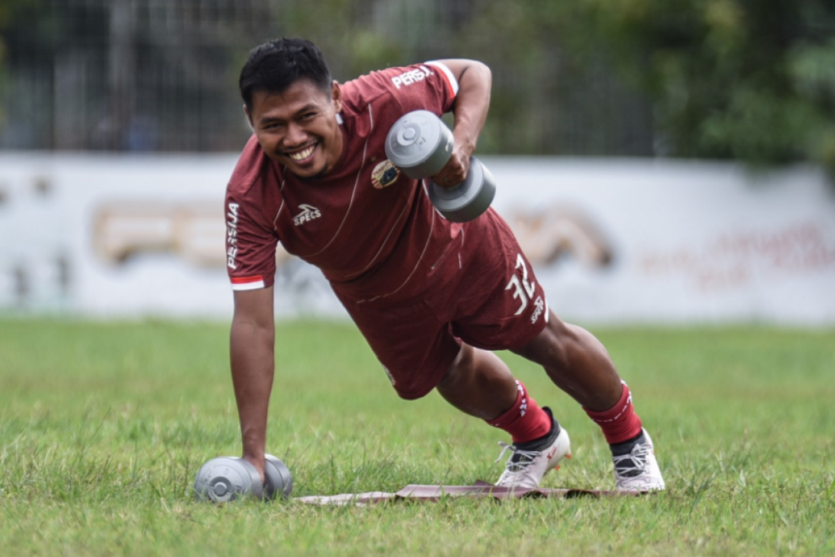 Bek Persija habiskan waktu dengan anak saat jeda liga