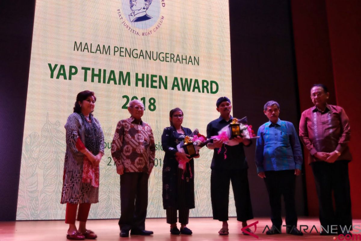 Eva Bande dan Sedulur Sikep terima Yap Thiam Hien Award 2018
