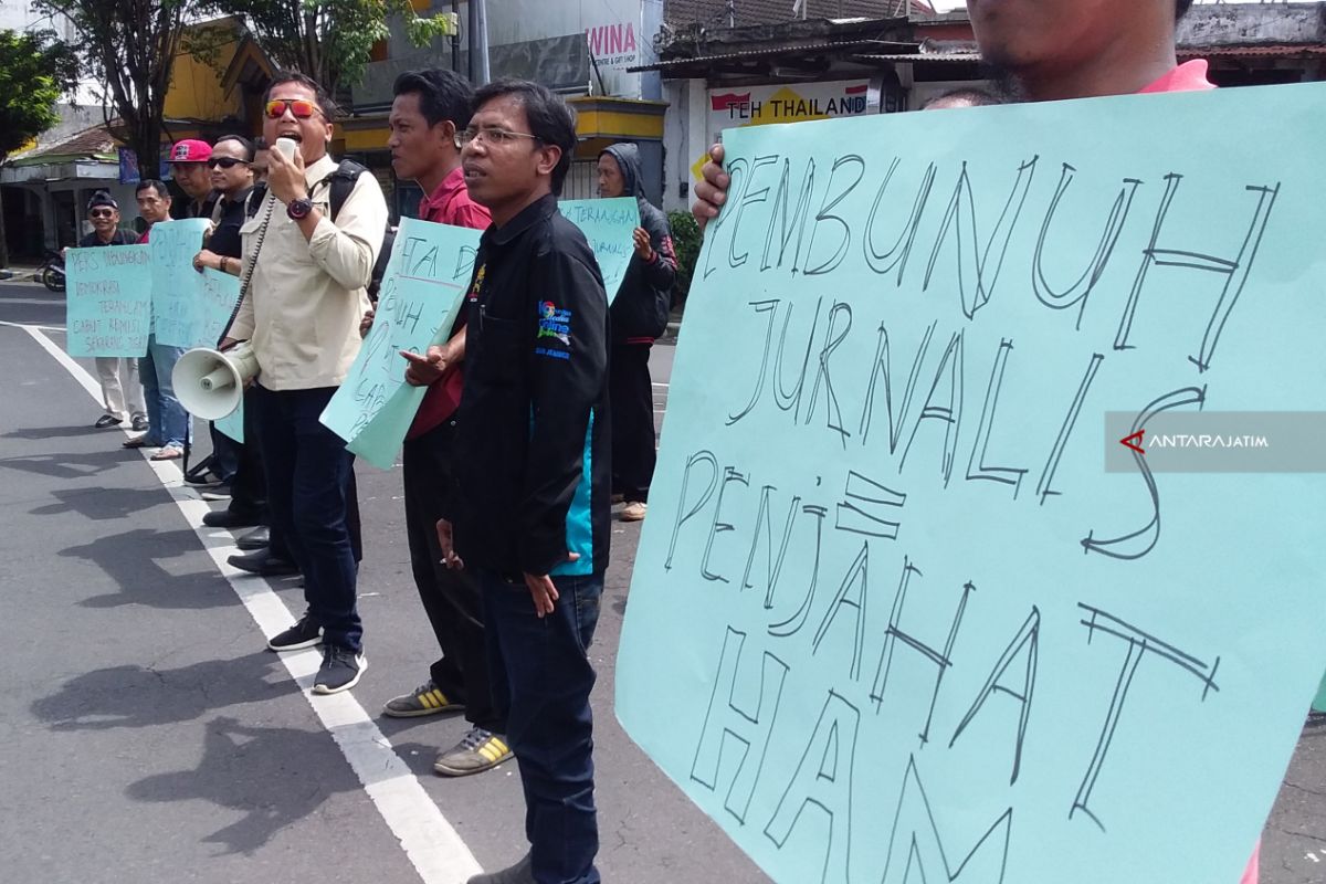 Diawali Jalan Mundur, Aliansi Jurnalis Jember Demo Tolak Remisi Pembunuh Jurnalis