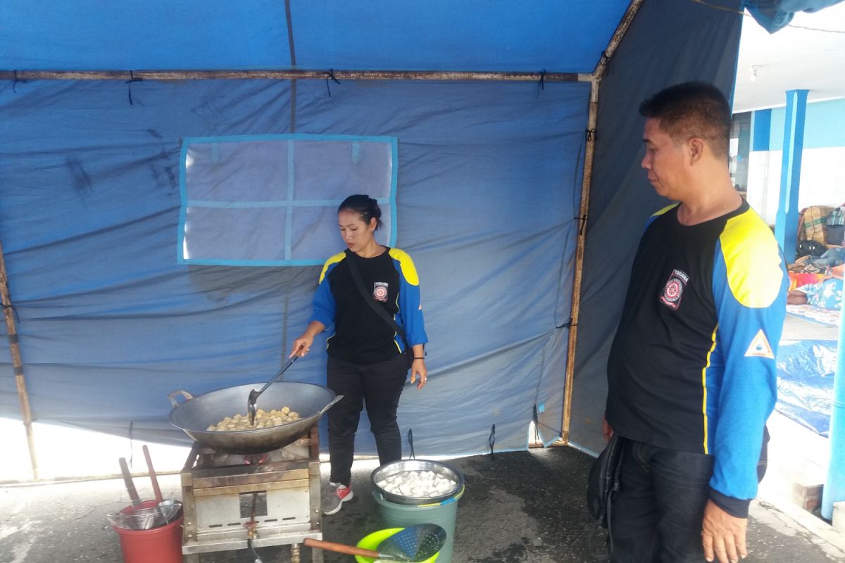 Dinsos Banyuwangi Dirikan Dapur Umum untuk Calon Penumpang Kapal Telantar (Video)