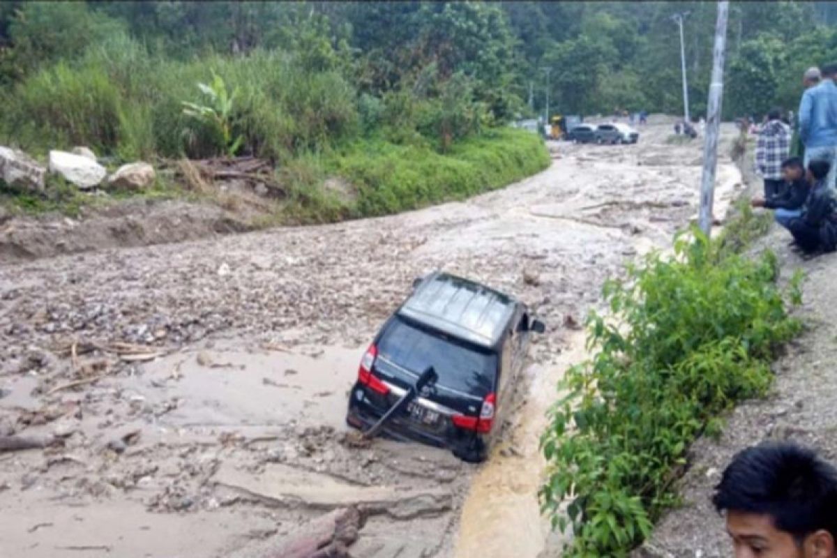 Arus transportasi Blangkejeren-Kutacane lumpuh total akibat longsor