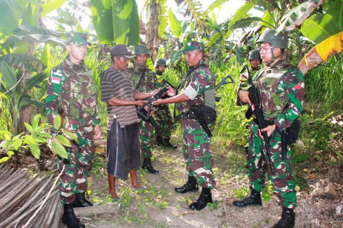 Seorang warga Keerom serahkan senpi rakitan kepada TNI