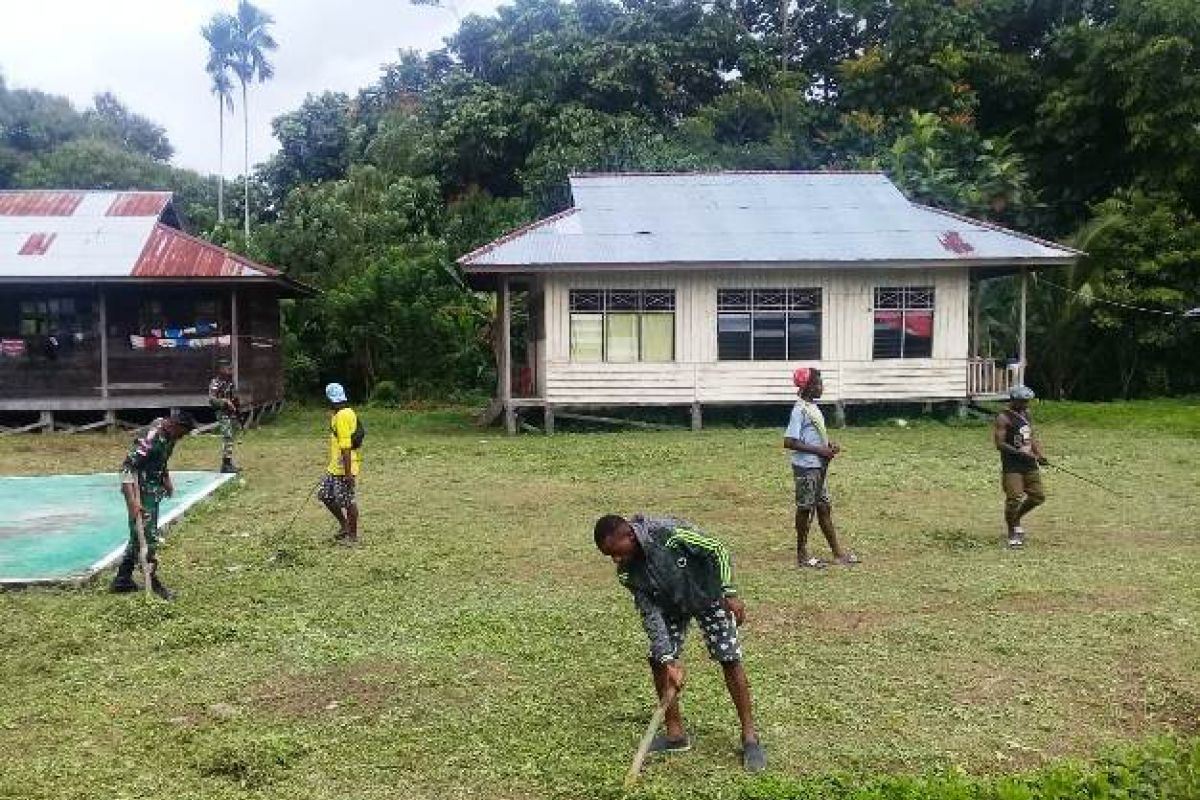 Satgas Pamtas RI-PNG bersama warga Kriko bersihkan lingkungan