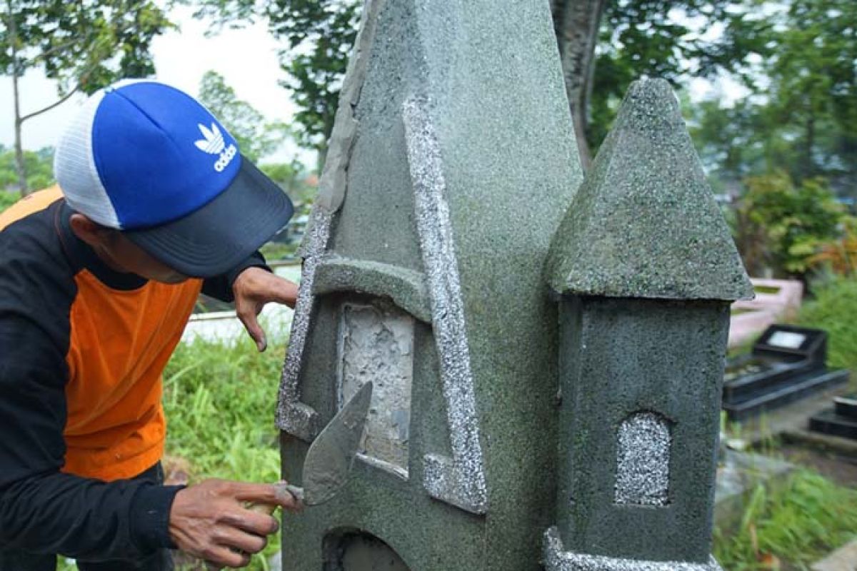 Pemkot Magelang perbaiki belasan makam yang dirusak