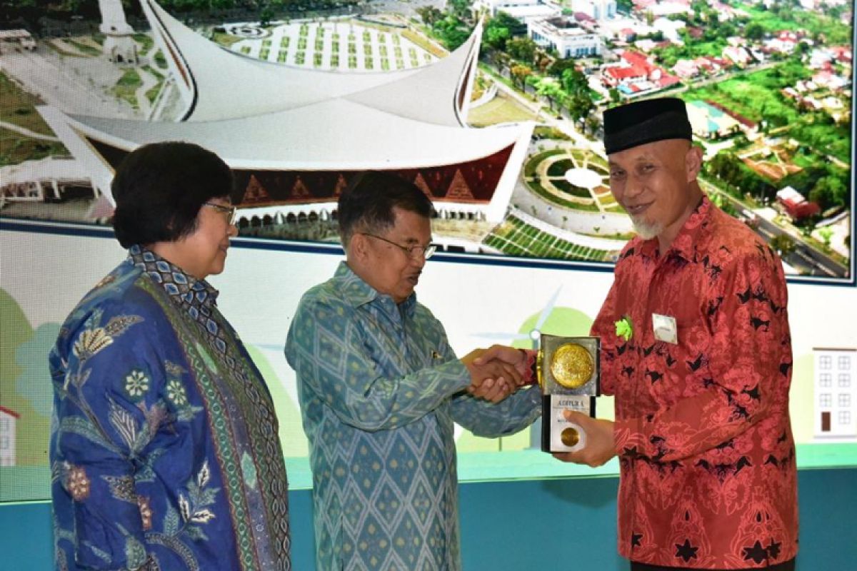 Padang kembali terima Adipura kategori kota besar