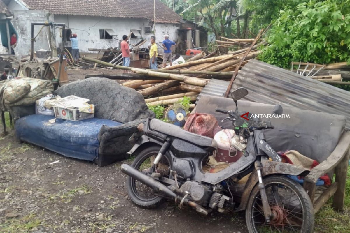 Satu Rumah Roboh Akibat Diterjang Angin Kencang di Kabupaten Malang