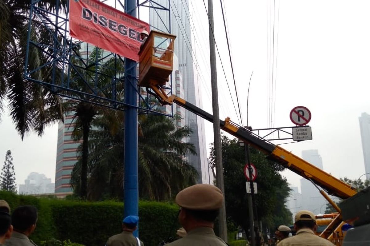 Puluhan reklame di sepanjang Gatot Subroto - MT Haryono ditertibkan