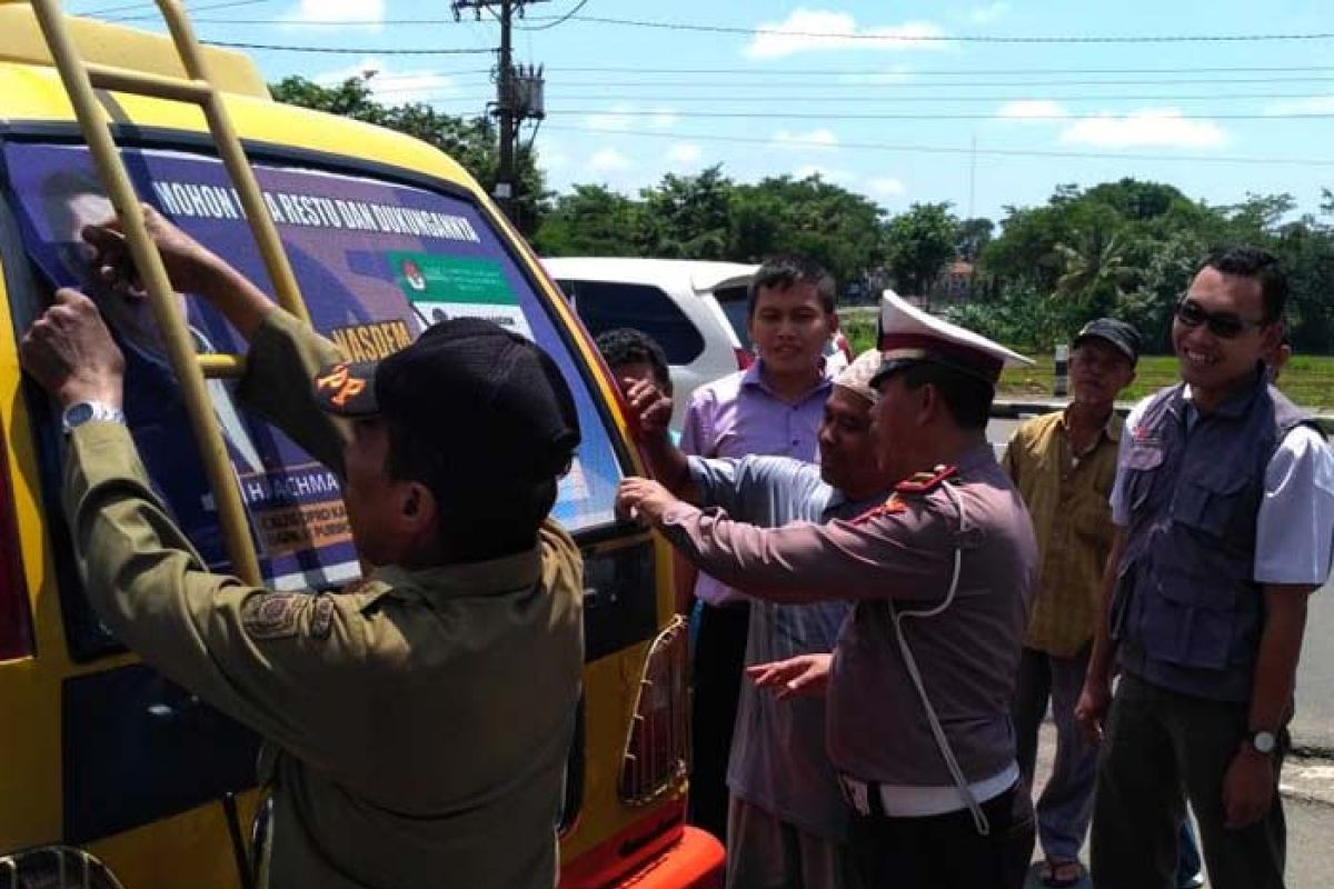 Stiker kampanye di angkutan umum Purworejo juga dicopoti