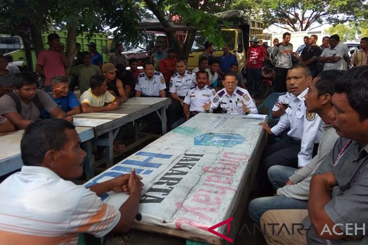 Buruh bongkar muat barang mogok kerja di Aceh