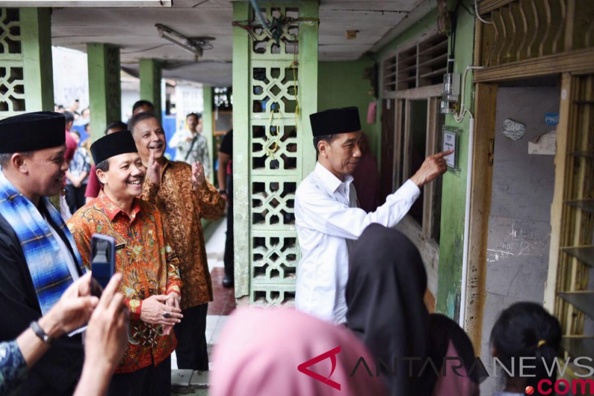 Jokowi tinjau sambungan listrik gratis untuk warga Bekasi
