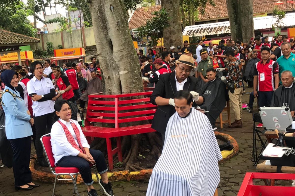 Kemarin, vlog Jokowi potong rambut hingga Emil kunjungan kerja Eropa