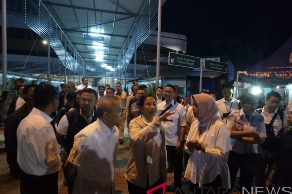 Subuh, Menteri BUMN tinjau terminal eksekutif Pelabuhan Merak