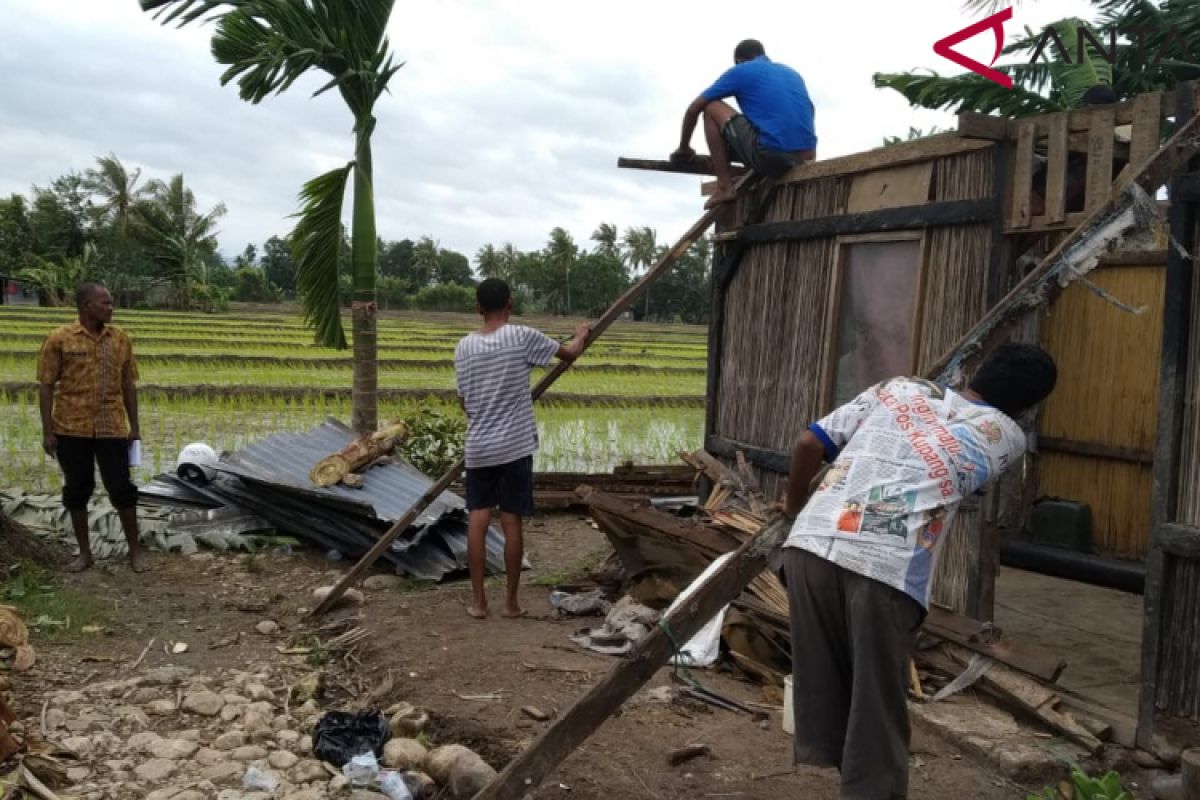 Angin kencang rontokan tiga rumah di Mata Air