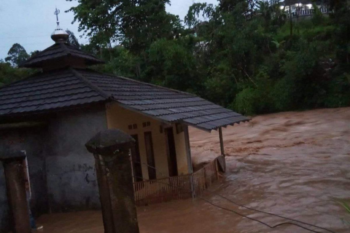 Banjir terjang pemukiman penduduk di Garut