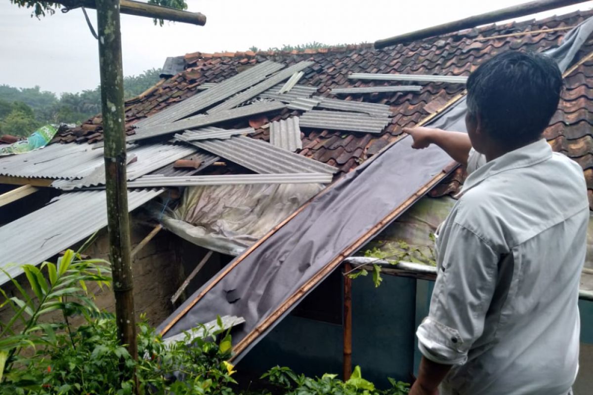 Wilayah Utara Sukabumi dilanda puting beliung