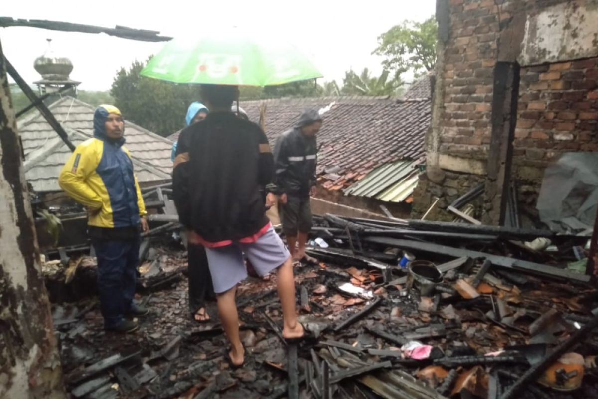 Satu rumah di Sukabumi kebakaran saat hujan