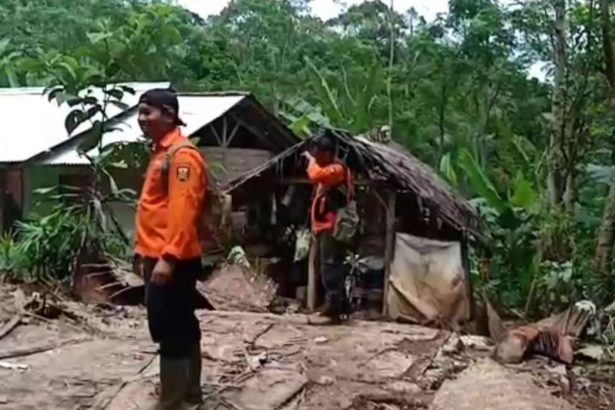 Tanah longsor dan banjir landa utara Sukabumi