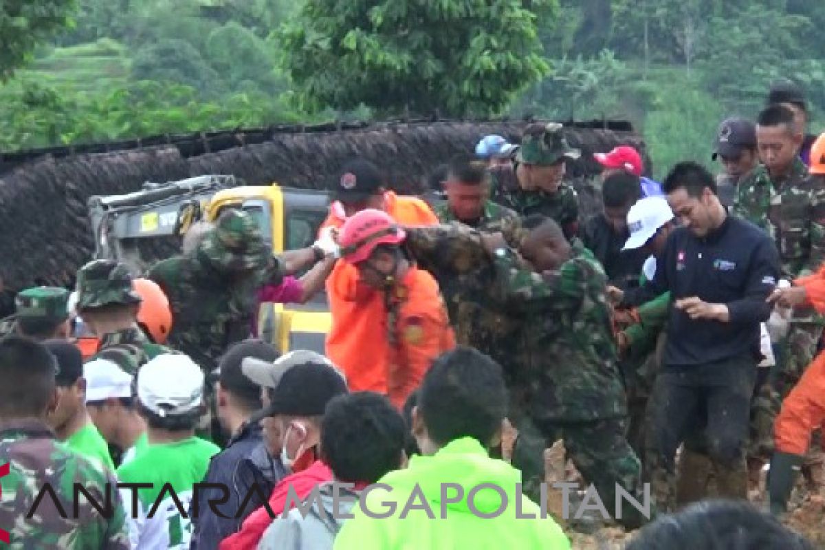 Anjing pelacak dikerahkan cari korban longsor Sukabumi