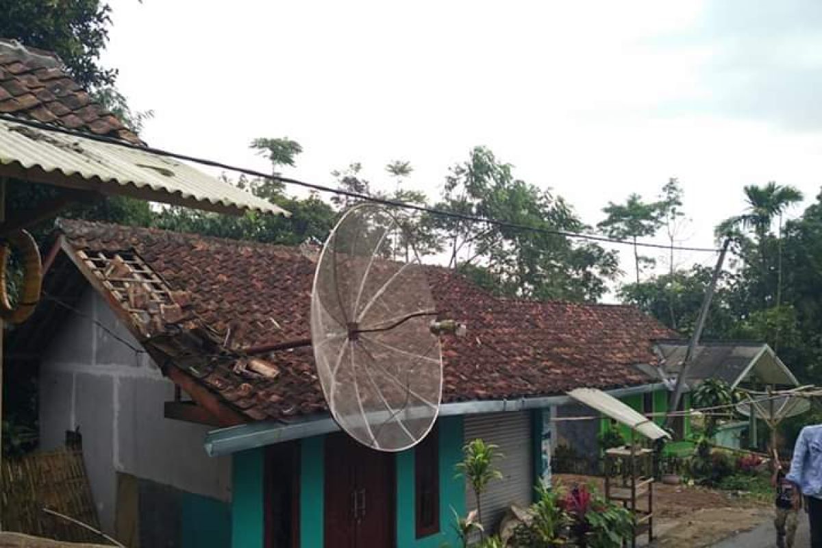 Ratusan rumah di Sukabumi rusak disapu puting beliung