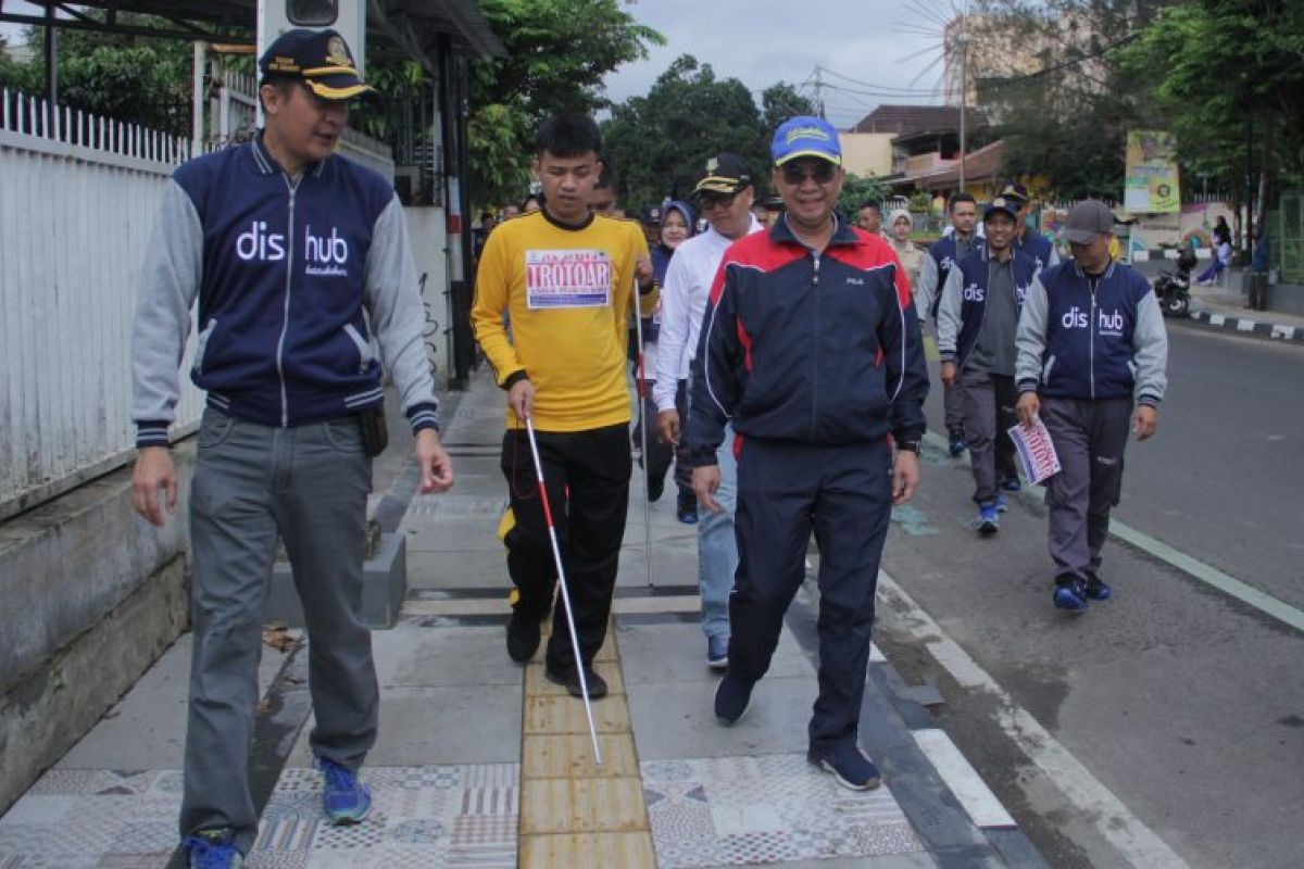 Sukabumi bangun trotoar khusus penyandang disabilitas