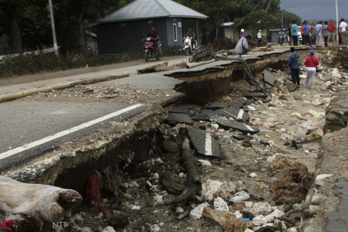 Jalan di pesisir Pantai Oesapa mendesak diperbaiki