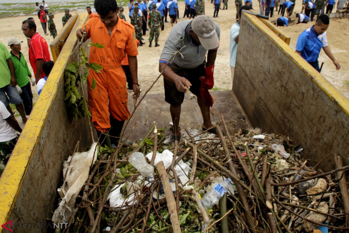 Lantamal VII/Kupang kumpulkan sampah pantai