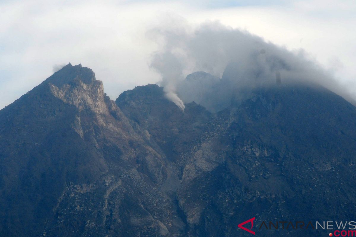 Gunung Merapi meluncurkan guguran lava pijar pada Selasa