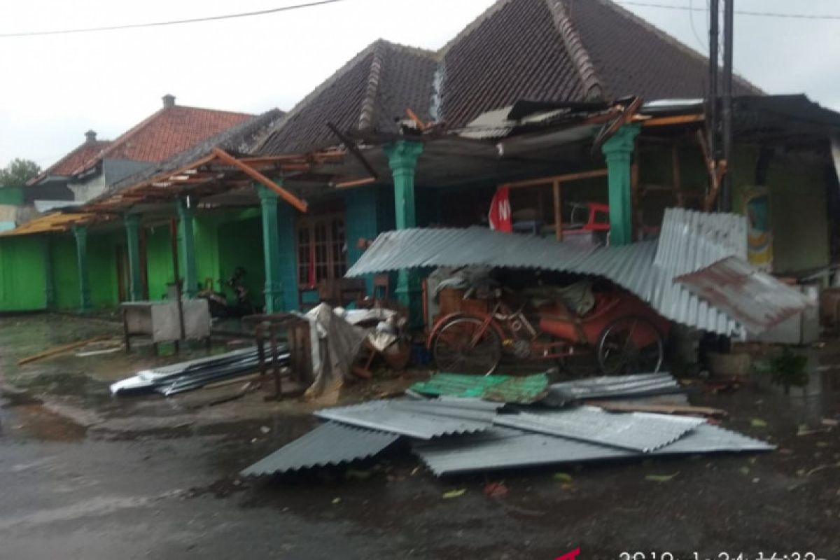 Angin puting beliung rusak sejumlah bangunan di Sukoharjo
