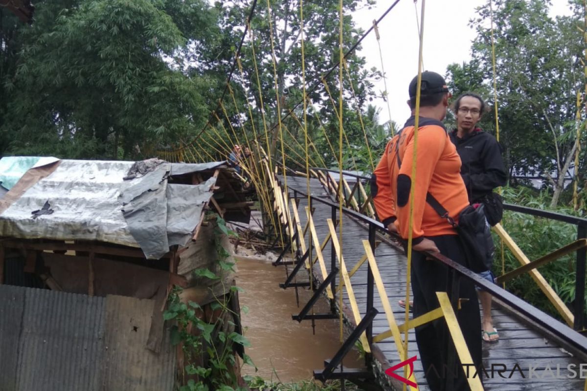 Barabai waspada banjir, satu jembatan rusak berat terhantam bongkahan bambu