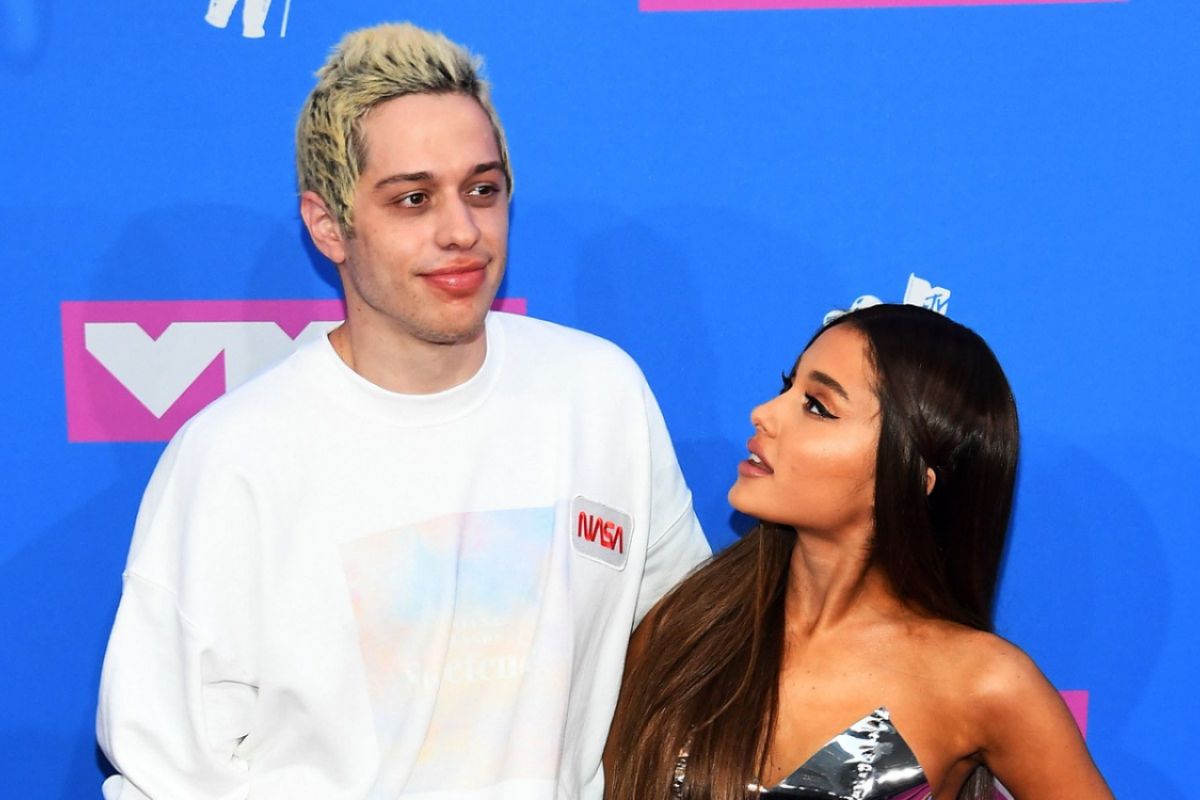 Pete Davidson menangis depan ibunya setelah putus dengan Ariana