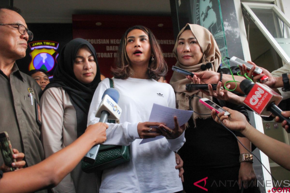 Diduga ada 45 artis dan 100-an model prostitusi online