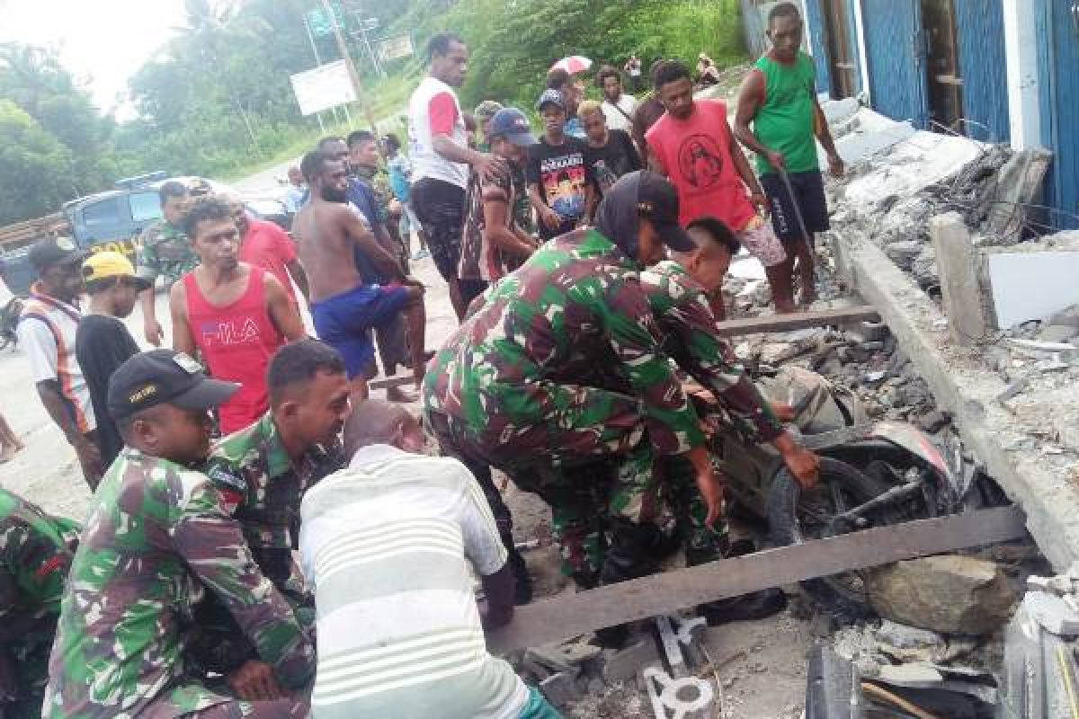 TNI evakuasi tujuh warga tertimpa atap rumah di Keerom