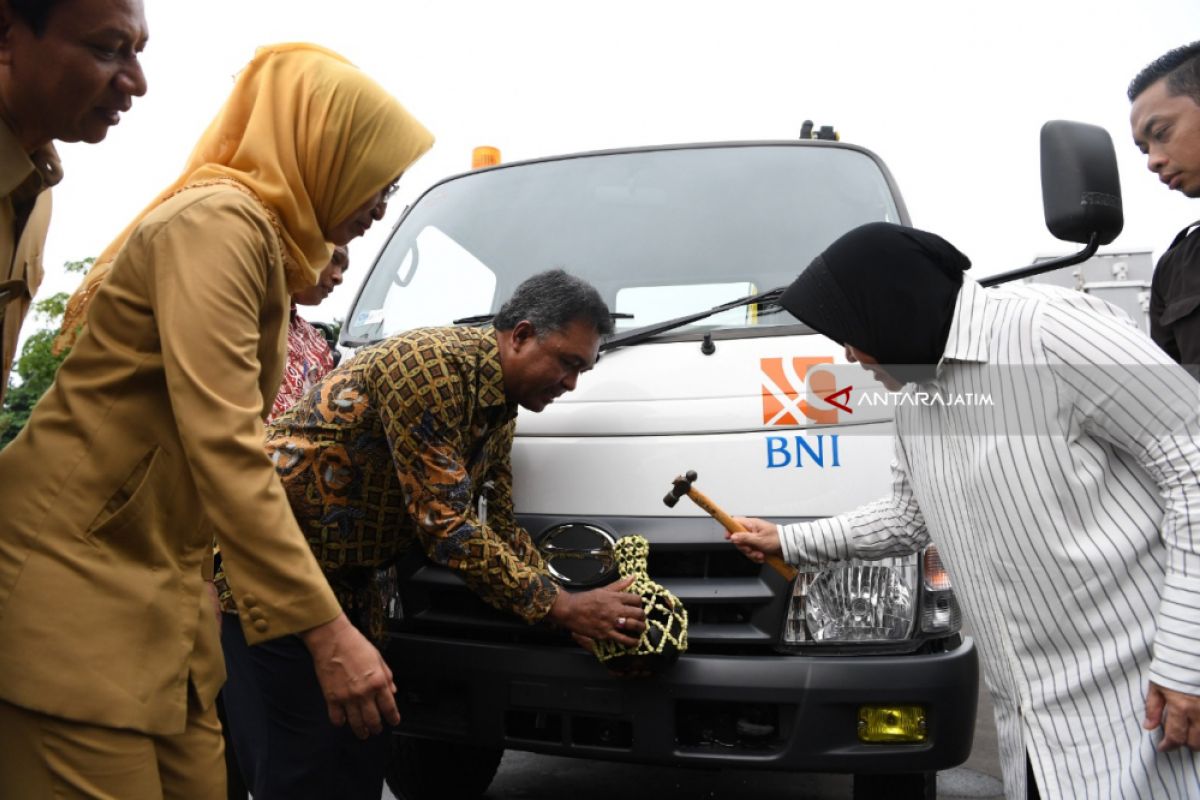 BNI Serahkan Hibah Mobil Skylift Walker Kepada Pemkot Surabaya