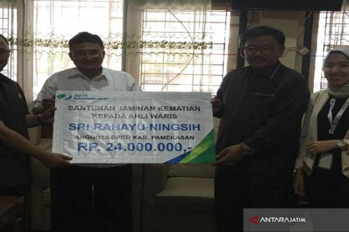 BPJS Ketenagakerjaan Serahkan Santunan Ahli Waris Anggota DPRD Pamekasan